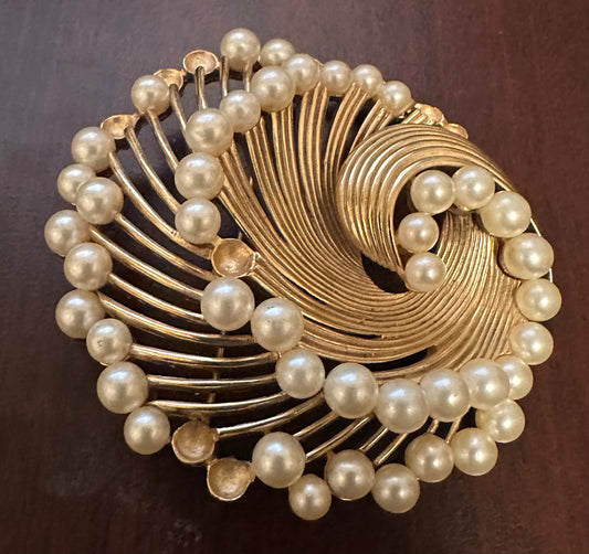Vintage Gold Tone brooch with faux pearls